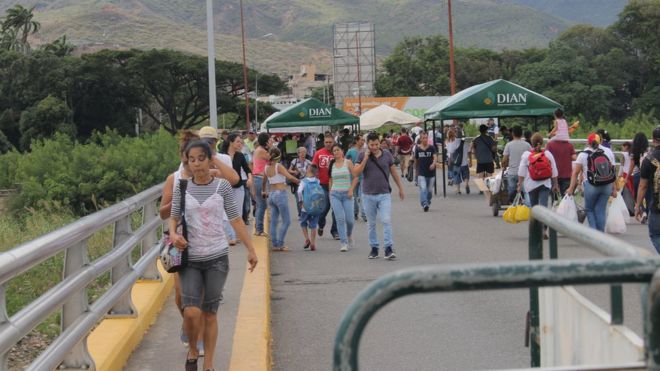 Unas 35.000 personas cruzaron la frontera desde Venezuela hacia Colombia.