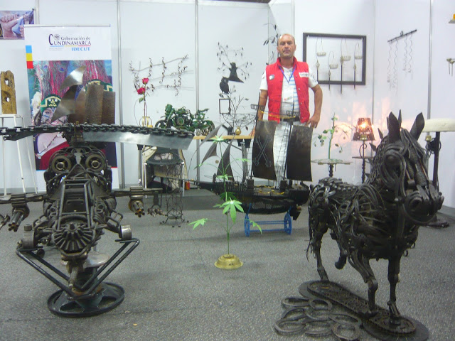 Favor no pasar por alto las admirables esculturas en chatarra del maestro Fredy López, de Fusagasugá. Foto: La Pluma & La Herida