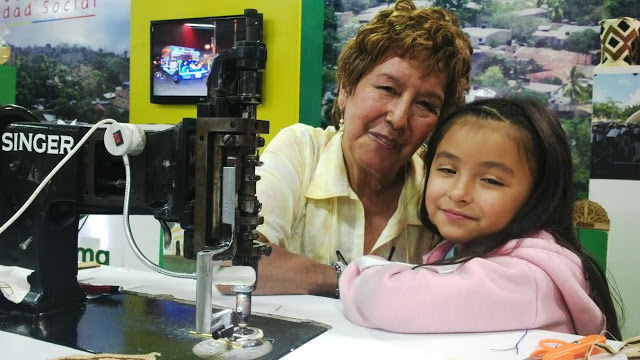 Aquí aparece la hábil modista con su nieta Sofía. Un legado que pasa de generación a generación. Foto: La Pluma & La Herida