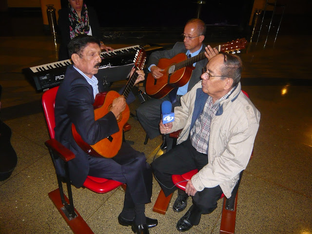 Con Roberto Tejada, de Los Hermanos Tejada, en un ensayo previo a la celebración de los 50 años de Silva y Villalba. Foto: La Pluma & La Herida