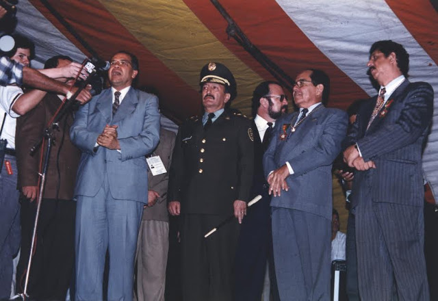 En uno de los tantos reconocimientos, esta vez conferido por el ex fiscal Alfonso Gómez Méndez y el ex director de la Policía, General (r) Luis Ernesto Gilibert. Foto: Archivo particular
