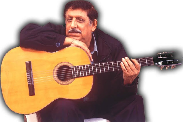 El juglar y su inagotable inspiración, cuando no con el tiple, con su compañera, la guitarra. Foto: Archivo particular