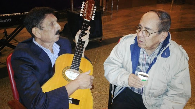 Con Álvaro Villaba (85años), su compañero de bregas por medio siglo, hoy aquejado por una isquemia cerebral. Foto: La Pluma & La Herida