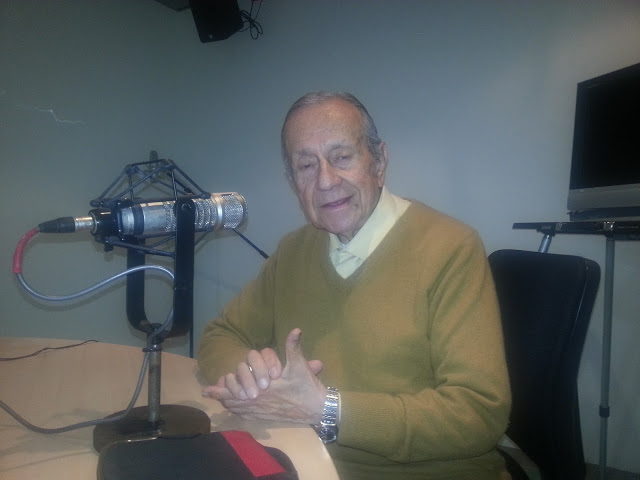 Don Gabriel Muñoz López, el locutor más longevo de la radio, al borde de los 90 años, al frente del programa 'Así canta Colombia'. Foto: La Pluma & La Herida