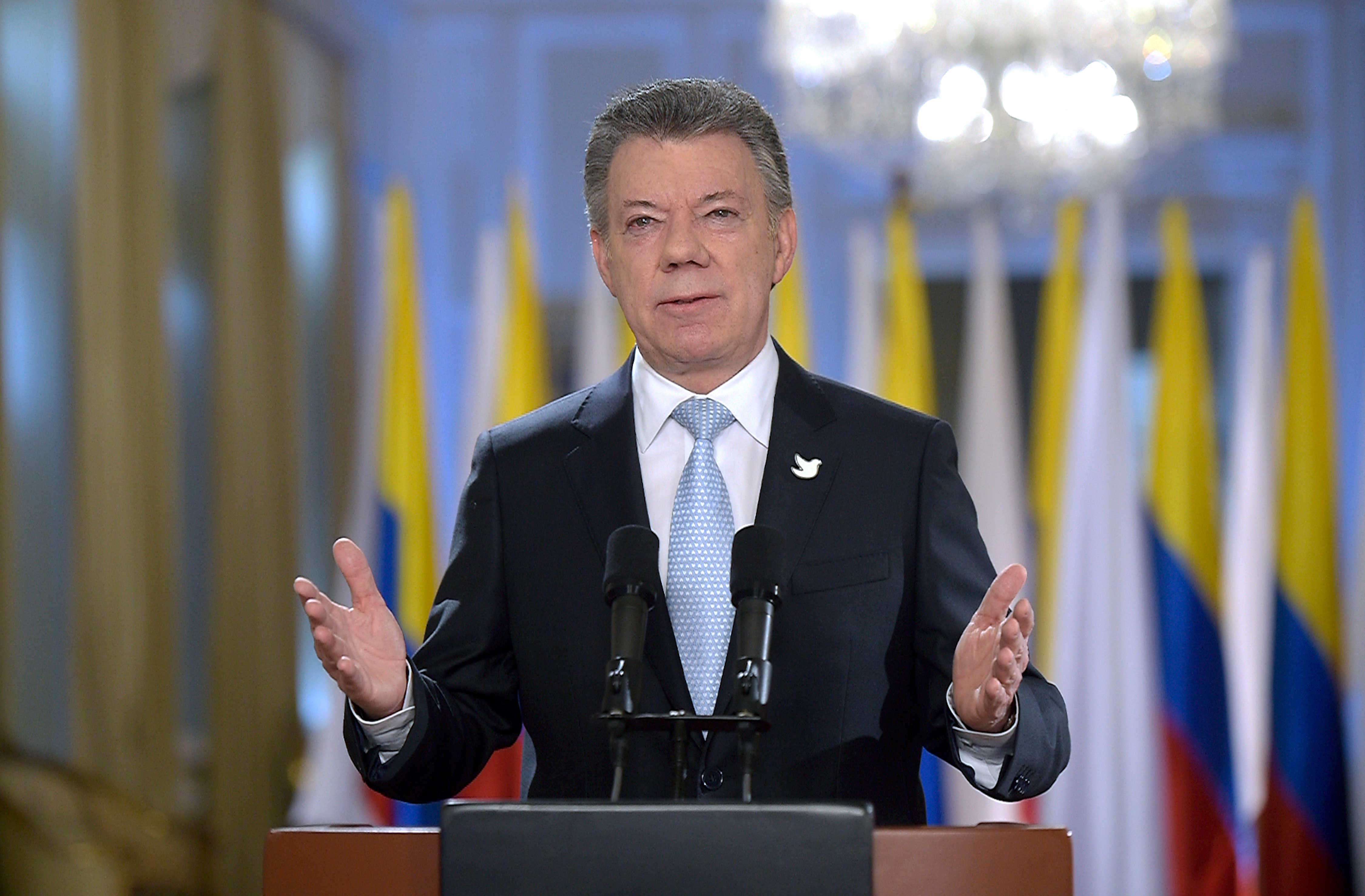 “La decisión, colombianos, está en sus manos, nunca antes nuestros ciudadanos habían tenido a su alcance, como ahora, la llave del futuro. ¡Abramos esa puerta! ¡Abramos la puerta del mañana!”, exhortó el Presidente a la Nación.