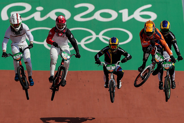 Carlos Ramírez, centro, durante su consagración con bronce, en el BMX, de Río 2016, este viernes, 19 de agosto.