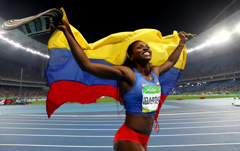 Caterine Ibarguen de Colombia celebra medalla de oro en salto triple en los Juegos de Rio 2016