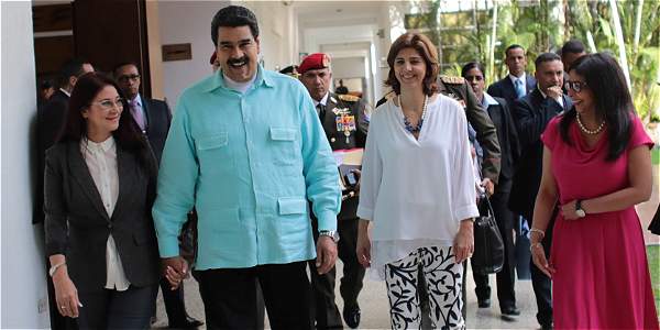  La primera dama, Cilia Flores (izq.), y el presidente Maduro, con Holguín y Rodríguez.