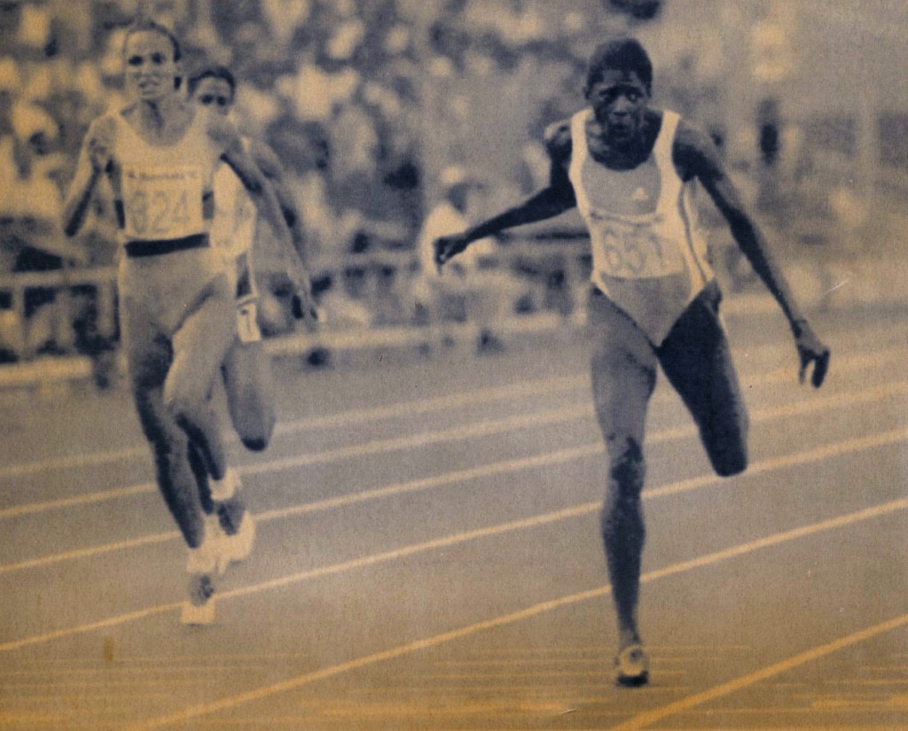 Ximena Restrepo (324) se dirige a la obtención del bronce en los 400 metros planos de los Juegos Olímpicos Barcelona 1992.