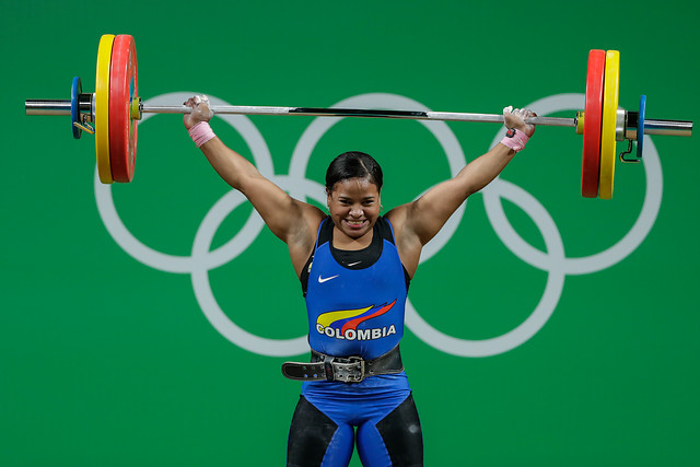 Mercedes Pérez, durante uno de sus intentos, que le valieron el cuarto diploma olímpico de Colombia, en la división de los 63 kilogramos, de las pesas.