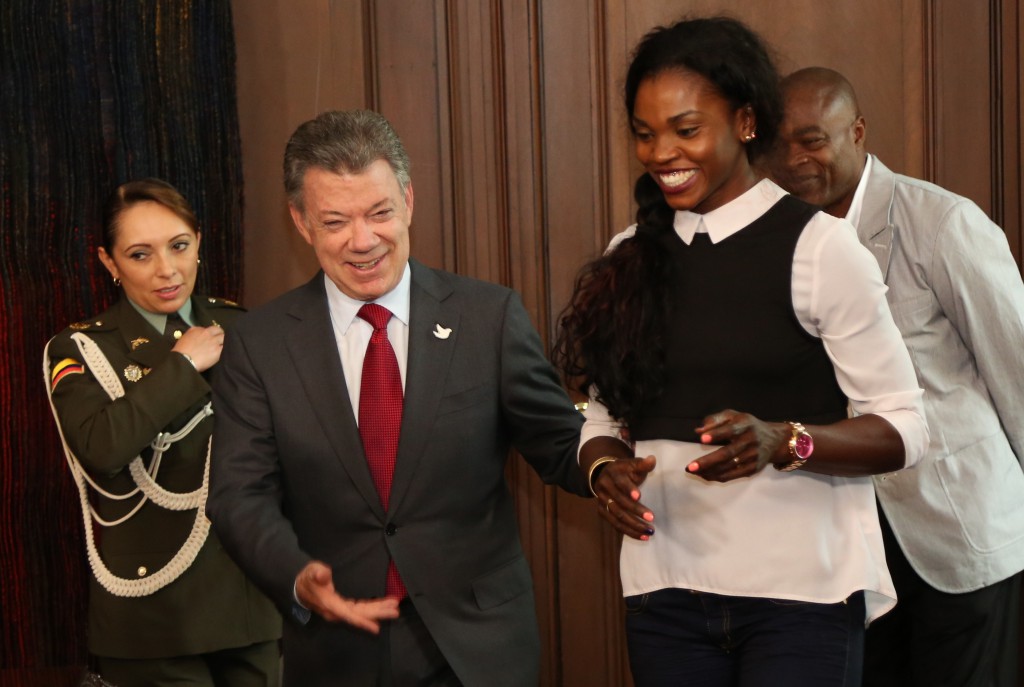 El Presidente Juan Manuel Santos y la medallista olímpica de oro Caterine Ibargüen, en su encuentro de este jueves, 29 de septiembre, en el Palacio de Nariño.