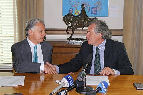 El Secretario General de la OEA, Luis Almagro, recibió de manos del Embajador de Colombia ante el organismo, Andrés González