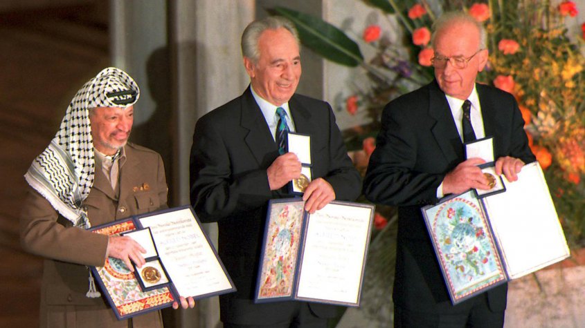 El líder palestino Yaser Arafat, el entonces canciller israelí Simon Peres y el primer ministro israelí Isaac Rabin al recibir el premio Nobel de la Paz en 1994