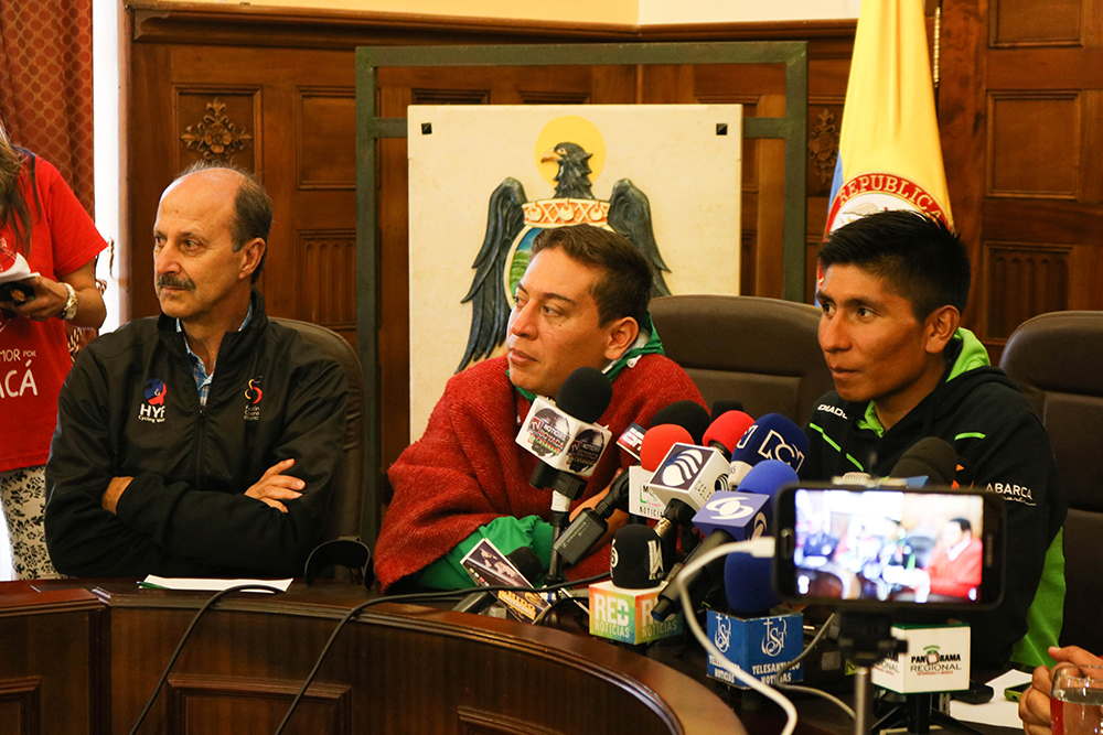Jorge Ovidio González, gerente General de la Fedeciclismo; Carlos Andrés Amaya, Gobernador de Boyacá, y Nairo Quintana.