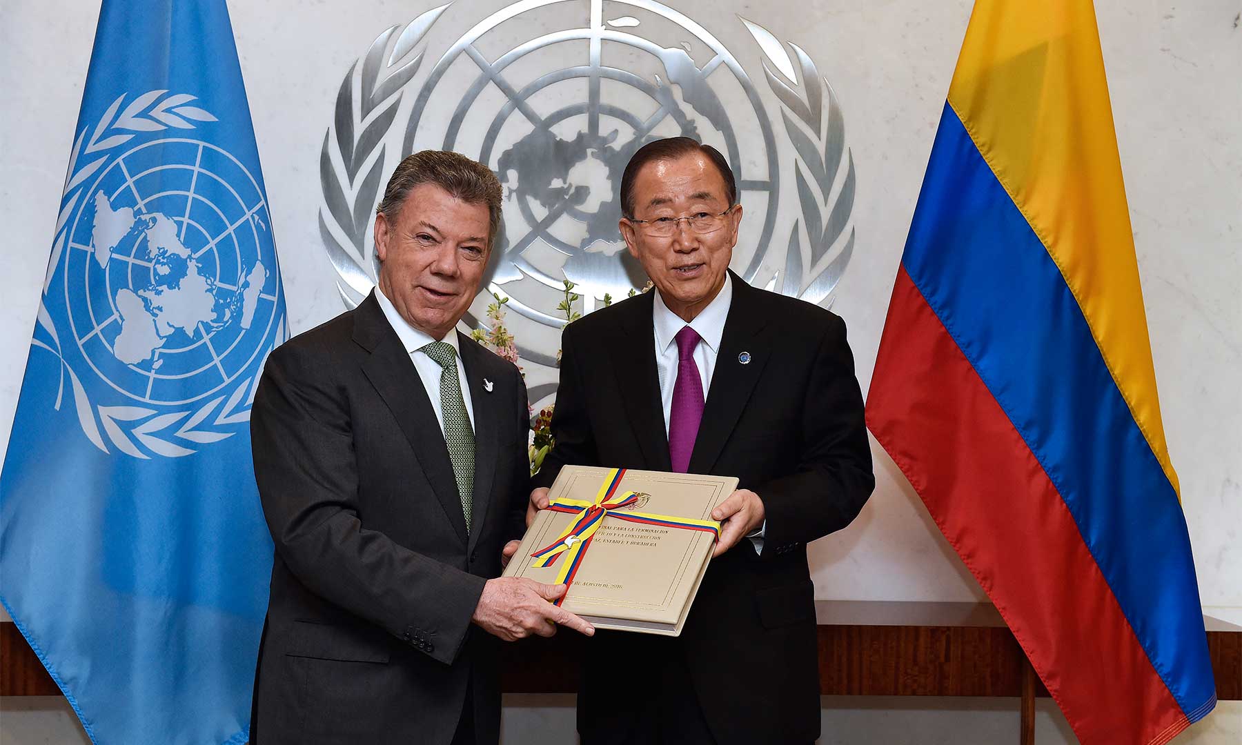 El Presidente Juan Manuel Santos le entregó este lunes una copia del Acuerdo de Paz logrado en Colombia al Secretario de las Naciones Unidas, Ban Ki-moon. “Colombia cuenta con todo nuestro apoyo”, expresó el Secretario de la ONU.