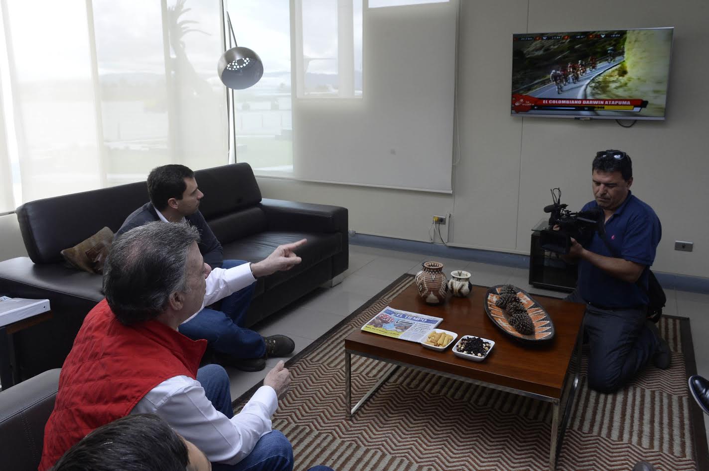 El Presidente Santos haciéndole fuerza a los pedalistas colombianos en la penúltima etapa de la Vuelta a España, en la que Nairo se afirma en el primer lugar y Chávez va por el tercero. Foto: Juan David Tena - SIG