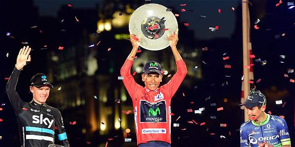 Momento histórico para el ciclismo colombiano: Nairo con la presea en alto que lo acredita como el gran campeón de la Vuelta a España 2016. Foto: AFP