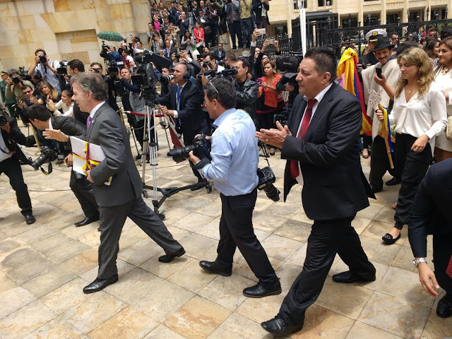 Camino a la Pacificación, en la memorable fecha del 24 de agosto, con el presidente de los colombianos, Acuerdo bajo el abrazo, documento del fin de una guerra. Foto: Alejandro Monroy, Oficina de Prensa del Congreso