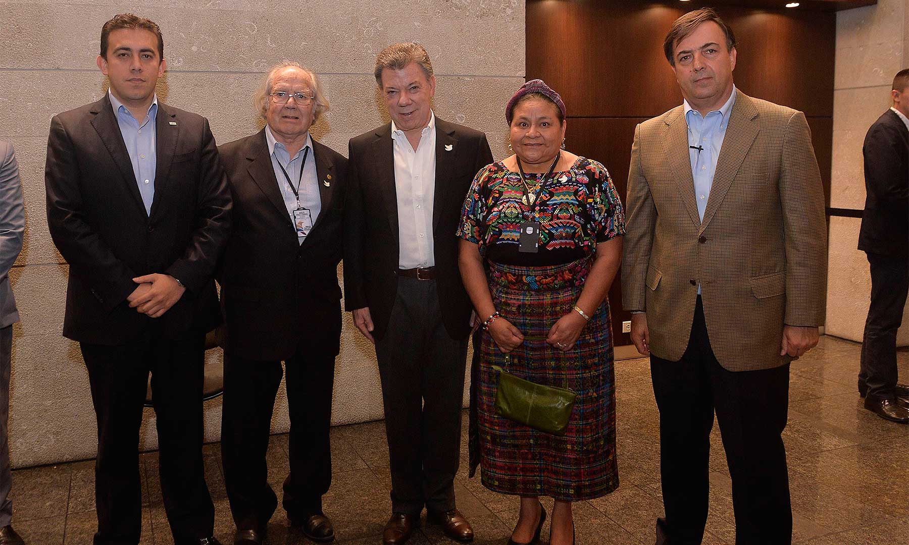 El Presidente Santos, el Registrador Nacional y el Presidente del Consejo Electoral con los Premios Nobel de Paz Rigoberta Menchú y Adolfo Pérez Esquivel, quienes hacen parte de la Misión de Observación Internacional del Plebiscito.