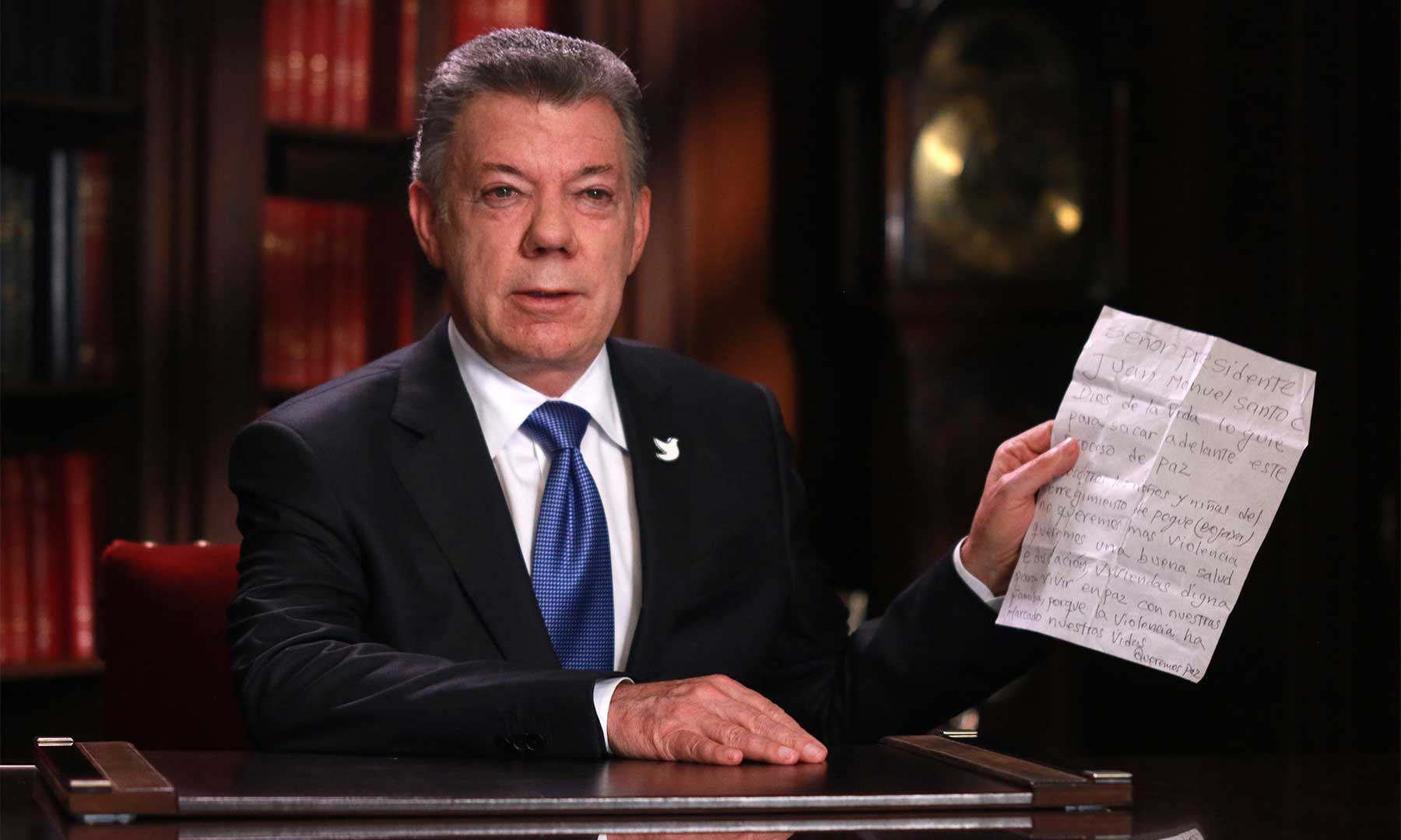 Durante la alocución sobre el inicio de la fase pública de los diálogos con el ELN, el Presidente mostró la carta que le entregó la niña Camila, a nombre de los niños de Pogue (Bojayá), en la que expresan su deseo de paz.