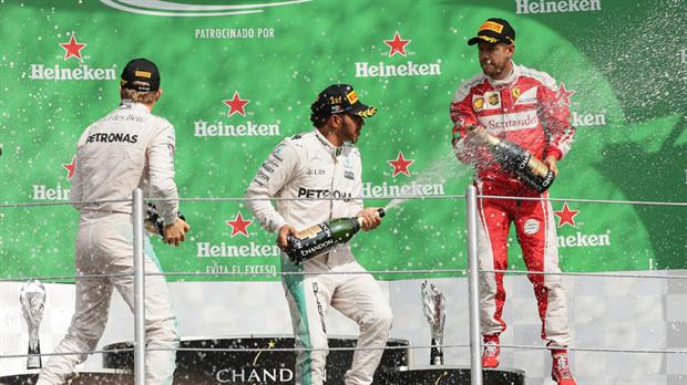 El británico Lewis Hamilton , con Mercedes , ganó esta tarde el Gran Premio de México de Fórmula 1 en el Autódromo Hermanos Rodríguez de la capital mexicana, y quedó a apenas 19 puntos de su compañero de escudería, el alemán Nico Rosberg , que fue segundo. Con su triunfo en México, Hamilton llegó a 330 puntos y acortó la diferencia que lo separa del líder del Campeonato Mundial de Pilotos, Rosberg, a falta de dos Grandes Premios para que finalice la temporada 2016: Brasil y Abu Dhabi. Hamilton cumplió el circuito en 1 hora 40 minutos 31.402 segundos, y un promedio de velocidad de 182,259 kilómetros por hora. El británico superó por 8.354 segundos a Rosberg. El británico partió desde la 'pole' y, salvo por un dominio alternado con el alemán Sebastian Vettel, de Ferrari, terminó en primer lugar para adjudicarse su victoria número 51 como piloto de la máxima categoría del automovilismo, e igualar al francés Alain Prost como los segundos pilotos más ganadores de la historia, detrás del germano Michael Schumacher (91).