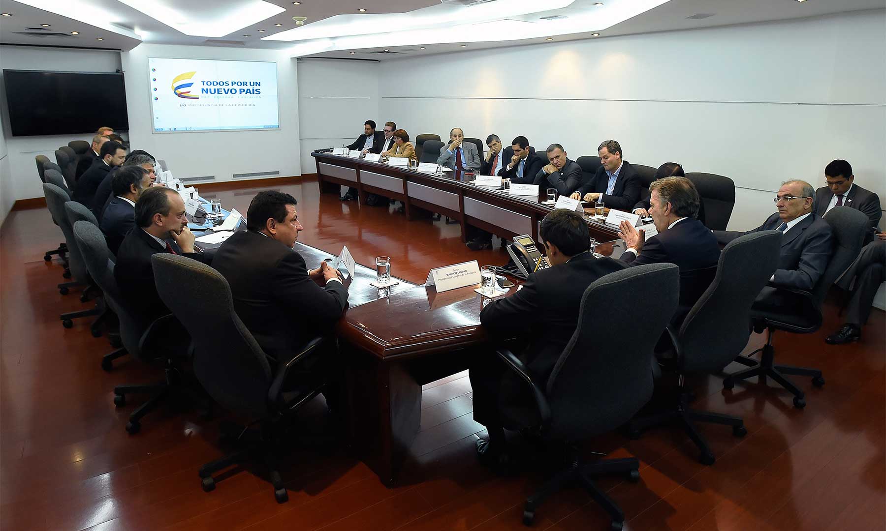 Reunión del Presidente Santos, el Equipo Negociador y otros altos funcionarios con directores de los partidos políticos La U, Liberal, Cambio Radical, Conservador, Alianza Verde, Polo Democrático y Unión Patriótica.