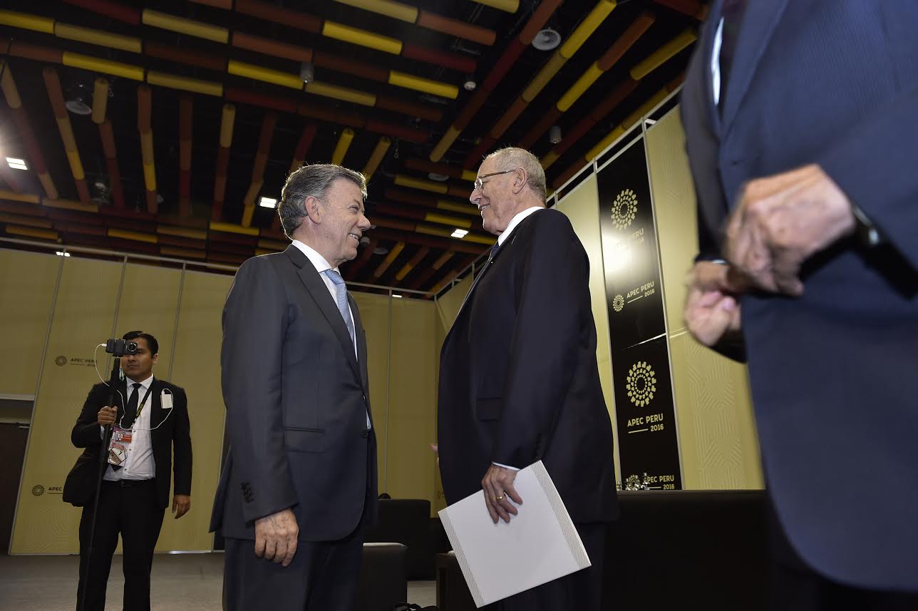 el-presidente-anfitrion-de-la-xxiv-cumbre-de-apec-el-peruano-pedro-pablo-kuczynski-dialoga-con-el-jefe-del-estado-colombiano-juan-manuel-santos