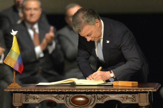 El-presidente-Juan-Manuel-Santos-firmando-el-nuevo-acuerdo-de-paz-con-las-Farc