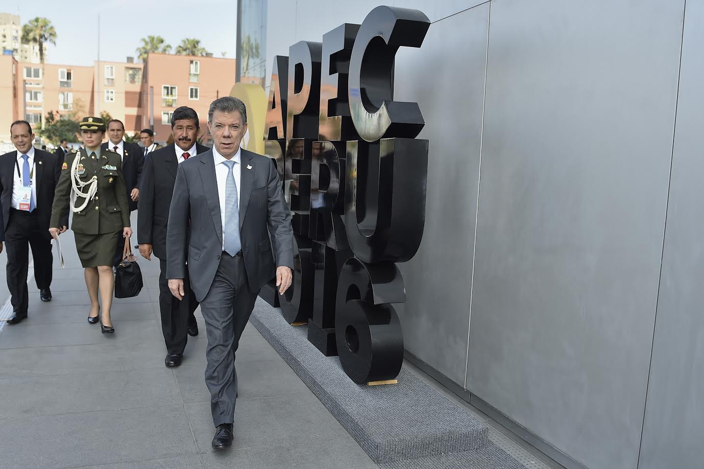 juan-manuel-santos-al-llegar-este-sabado-a-la-xxiv-cumbre-del-foro-de-cooperacion-economica-asia-pacifico-apec