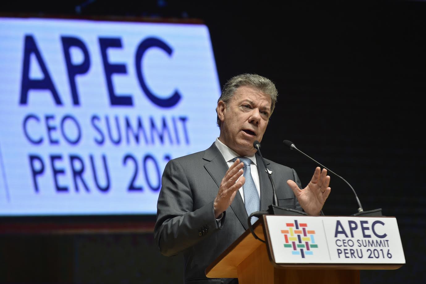 juan-manuel-santos-al-llegar-este-sabado-a-la-xxiv-cumbre-del-foro-de-cooperacion-economica-asia-pacifico-apec2