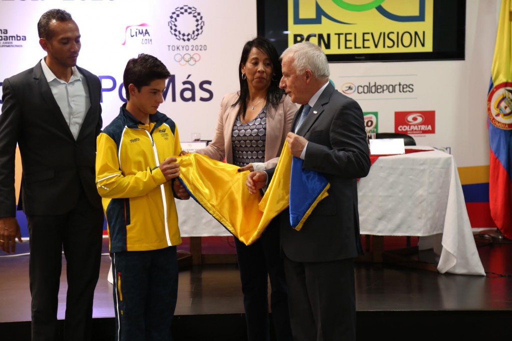 De izquierda a derecha: Paulo César Villar Nieto, jefe de Misión en Iquique 2016 y representante de los Atletas ante el COC; Simón Gómez Ortíz, abanderado por Colombia en los Juegos de Iquique; Milena Orozco, directora de Posicionamiento y Liderazgo Deportivo del Departamento Administrativo de Coldeportes, y Baltazar Medina, presidente del COC.