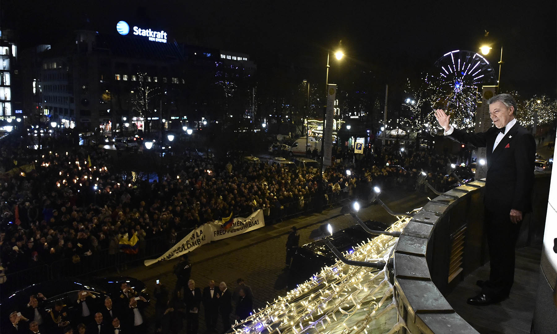 El Presidente Juan Manuel Santos saluda desde el balcón del Grand Hotel la marcha de las antorchas, con la que el pueblo Noruego lo agasaja,  tras recibir el Premio Nobel de Paz 2016.