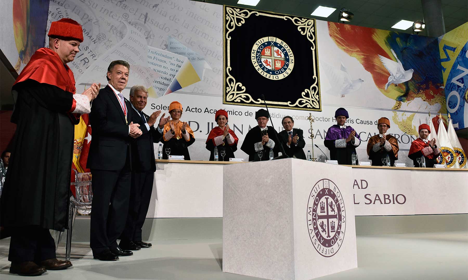 El auditorio de la Universidad Alfonso X El Sabio ofrece una ovación al Presidente y Premio Nobel de Paz 2016, Juan Manuel Santos, luego de su investidura como Doctor Honoris Causa.