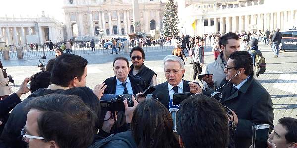 el-expresidente-uribe-hablo-con-los-medios-tras-su-encuentro-con-santos-y-el-papa