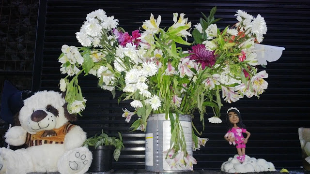 El altar que en nombre de Yuliana fue dispuesto en el umbral del edificio Equus 66, Chapinero alto, donde fue perpetrado el abominable crimen. Foto: La Pluma & La Herida