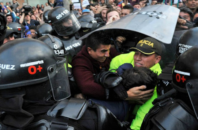 La policía protege al depravado, a punto de ser linchado. El repudio ante el execrable homicidio se hizo evidente en todos los sectores de la sociedad. Foto: El Espectador
