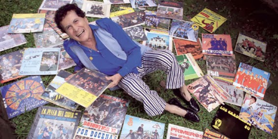 Rodeado de sus éxitos musicales, perdurables en la memoria de los seguidores generacionales de la melodía parrandera. Foto: Archivo particular