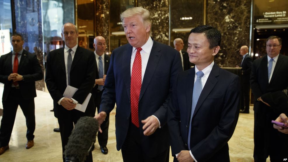 El presidente electo Donald Trump apareció en la Torre Trump junto al multimillonario chino Jack Ma.