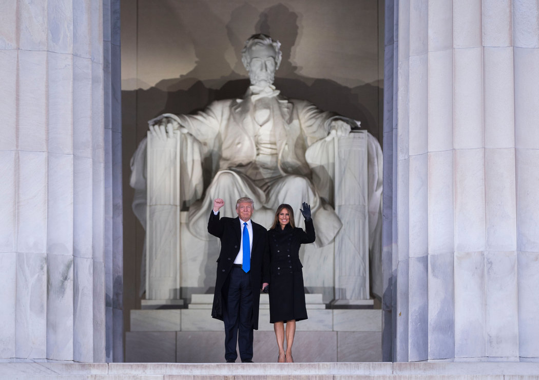 El presidente electo Donald Trump y su esposa Melania visitan el monumento a Abraham Lincoln en Washington este jueves. Credit Doug Mills/The New York Times 