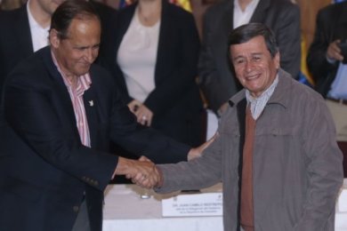 Juan Camilo Restrepo (izquierda) y “Pablo Beltrán” (derecha), respectivamente.