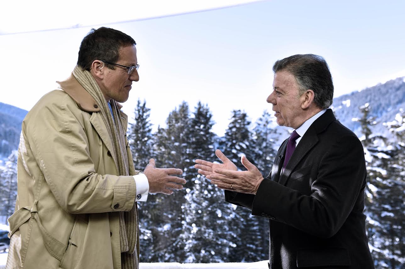 Juan Manuel Santos, con el periodista Richard Quest, quien cubre el Foro Económico Mundial de Davos (Suiza) para CNN