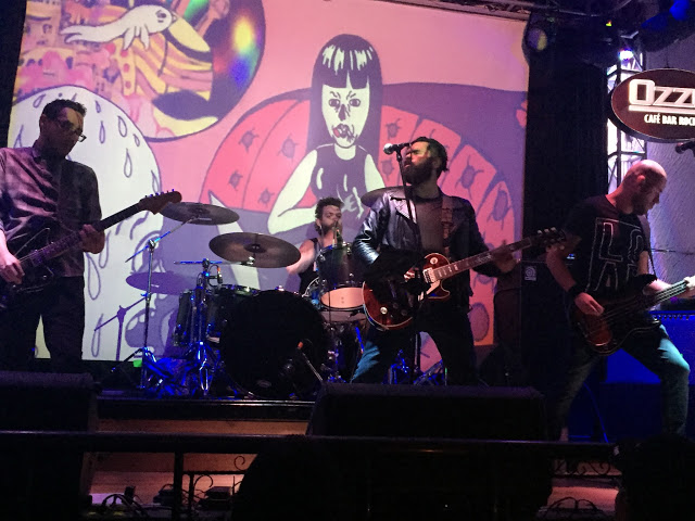 La banda en pleno, durante el lanzamiento de ¡Bang!, en Ozzy bar, en Bogotá. Foto: La Pluma & La Herida
