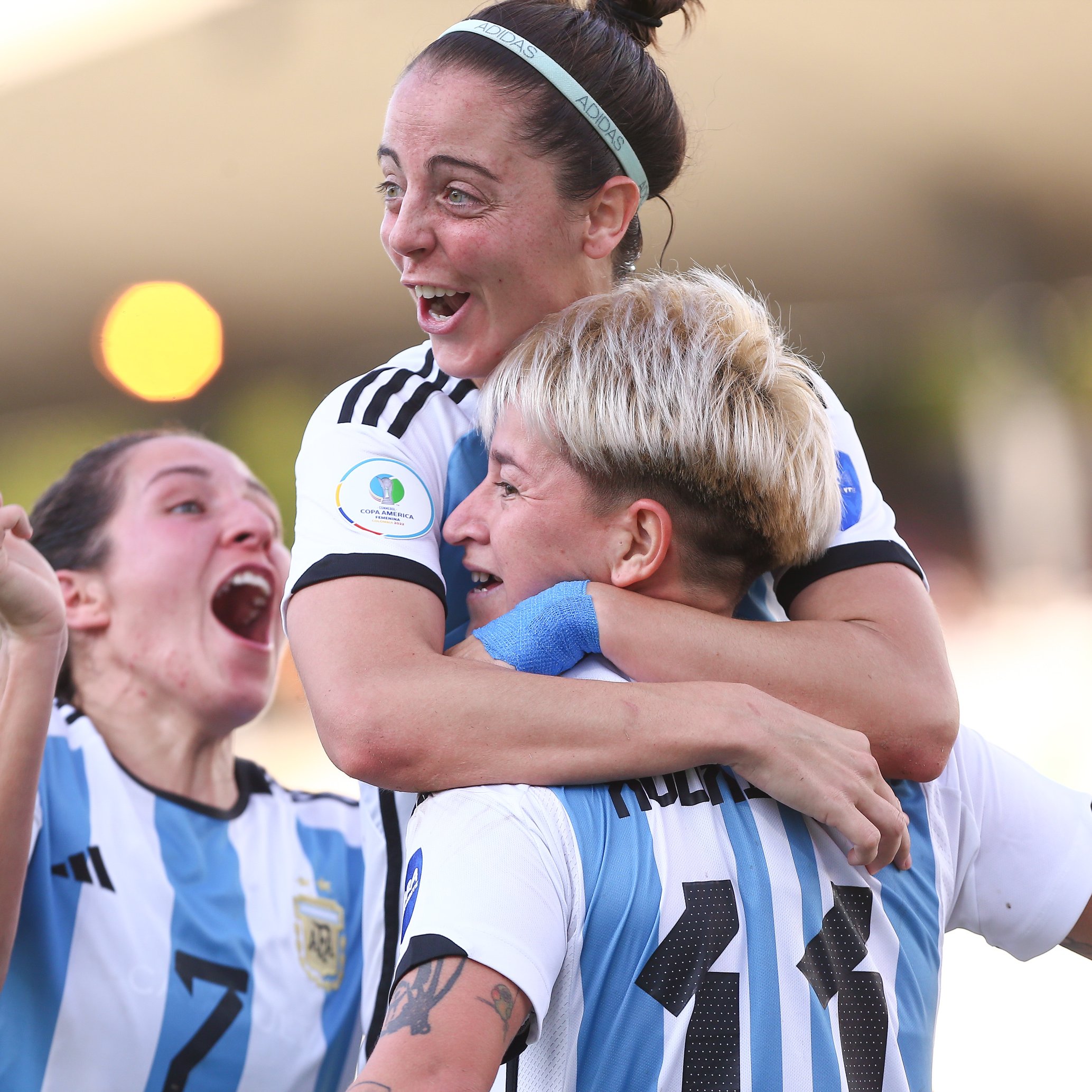 Copa América Femenina 2022: la Selección Argentina goleó a Uruguay, Triplete de Rodríguez y aportes de Banini y Stábile para los de Portanova  en Colombia, Página