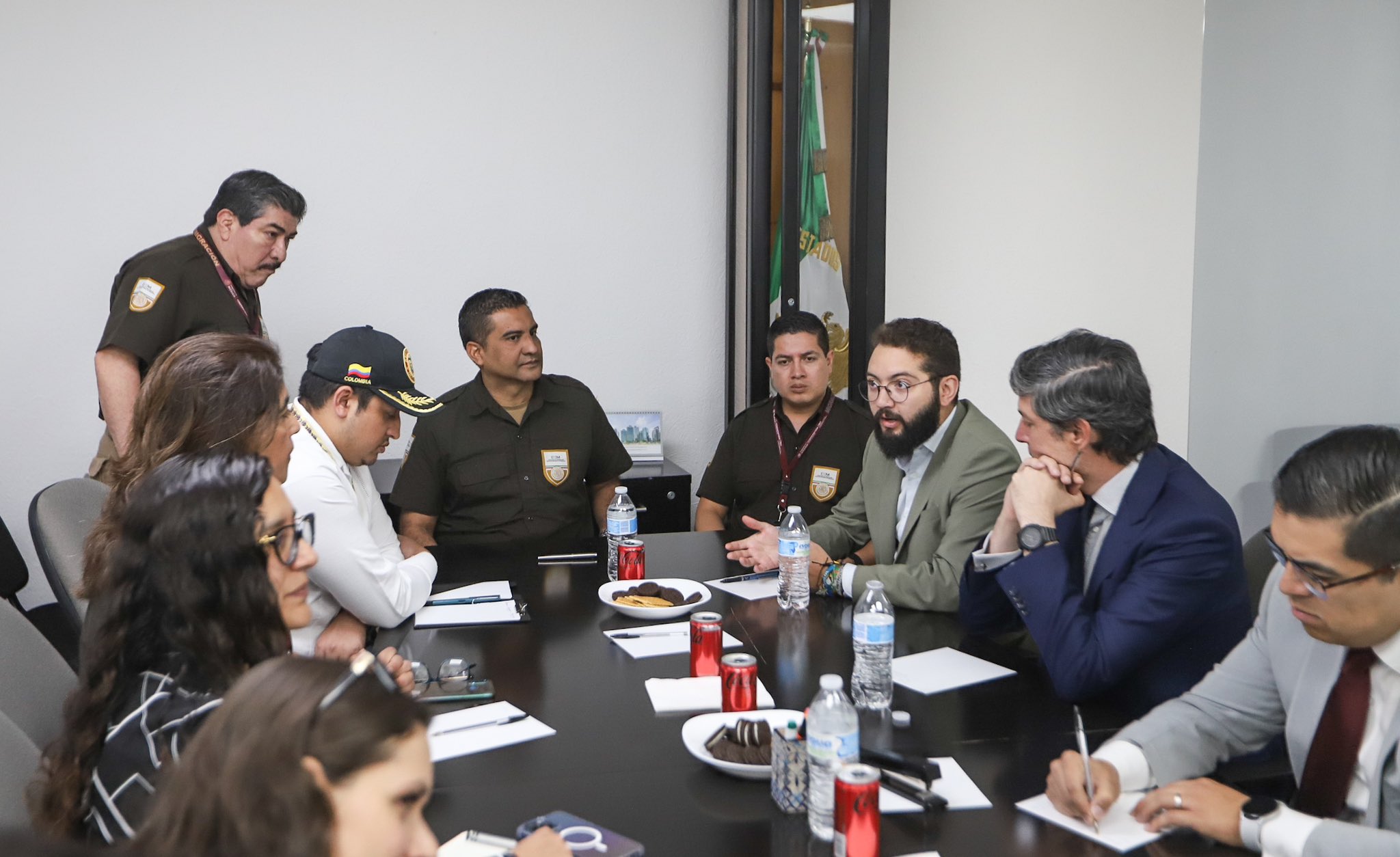 Embajador y cónsul en México visitaron aeropuerto de Ciudad de México para  verificar situación de colombianos inadmitidos - Eje21
