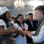 Foto: Andrés Piscov - SIG
Saludo del Presidente Juan Manuel Santos, este martes en la Casa de Nariño, luego del minuto de silencio en memoria de indígenas fallecidos en la Sierra Nevada de Santa Marta.