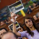 Protesta contra Jesús Santrich en la plenaria de la Cámara.