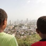 Dos niños de El Hoyo Kennedy observan la parte rica de Cartagena de Indias. / ADRIÁN SUÁREZ.