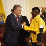 El Pabellón Nacional lo recibió de manos del Presidente Duque el boxeador Yuberjén Martínez Rivas