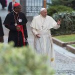 El papa Francisco a su llegada a la asamblea o sínodo donde se discutirá el documento sobre los gays.