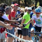 Miguel Ángel López saludando al público en la Vuelta a España 2019